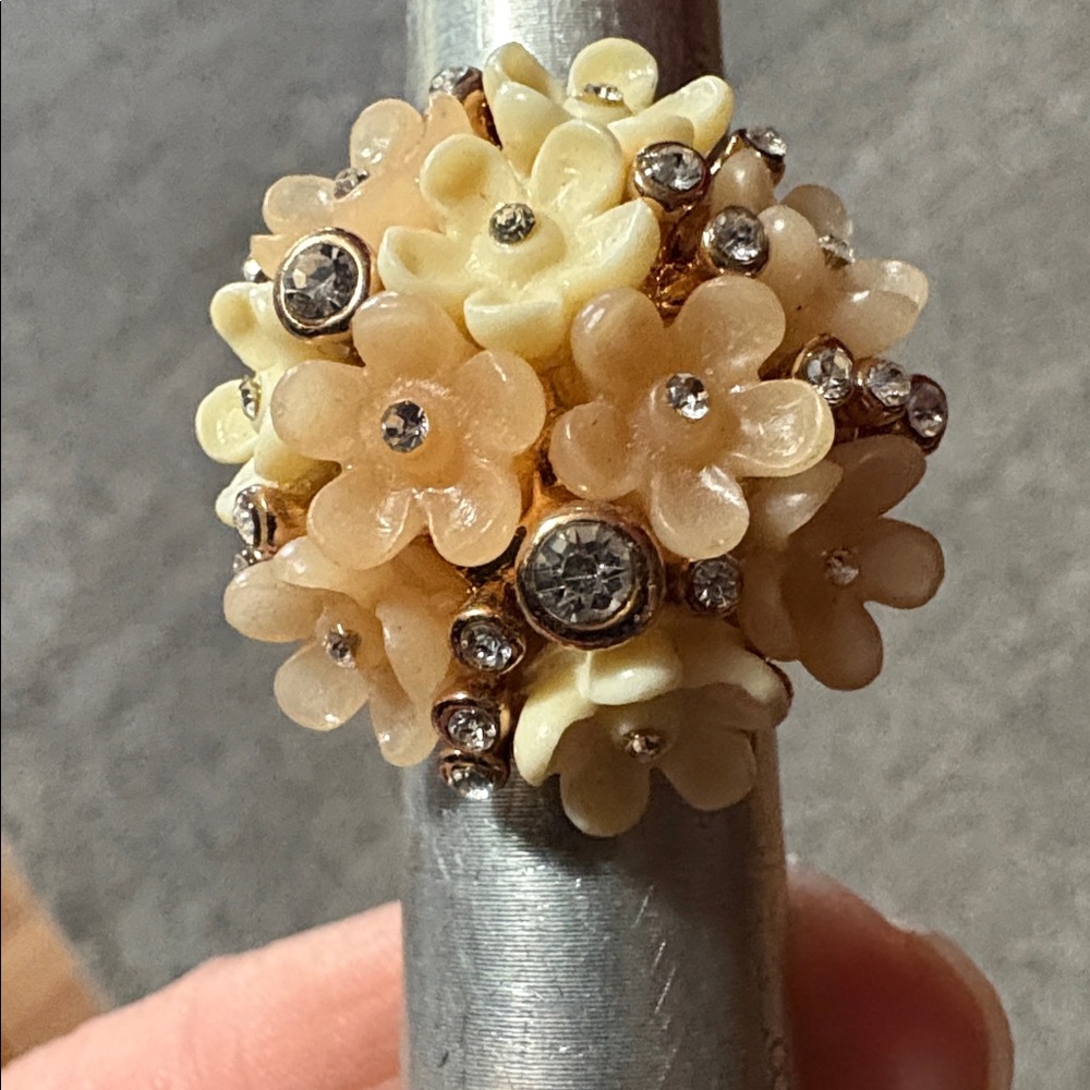 VINTAGE CLUSTERED PINK AND TAN ACRYLIC RHINESTONE ROSE-TONE LARGE SIZE 6 RING - Picture 8 of 10